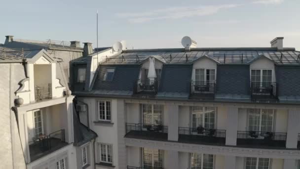 Abito da sposa bianco pende su speciale appendiabiti sulla porta del balcone della casa di lusso, vista aerea — Video Stock