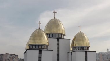Kilise kubbesi, hava manzarası, Lviv, Ukrayna 'daki geleneksel eski kilise, bulutlu bir arka plan.