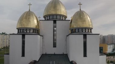 Kilise kubbesi, hava manzarası, Lviv, Ukrayna 'daki geleneksel eski kilise, bulutlu bir arka plan.