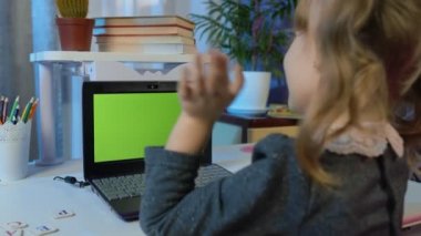 Ev ödevi eğitimi alan kız çocuğu laptopta web kamerasından evde online ders, yeşil ekran