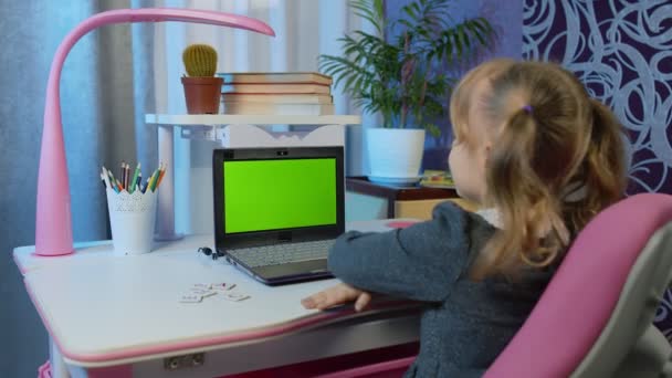 Enfant préscolaire fille enfant distance apprentissage en ligne à la maison, éducation des enfants sur le verrouillage covid-19 — Video