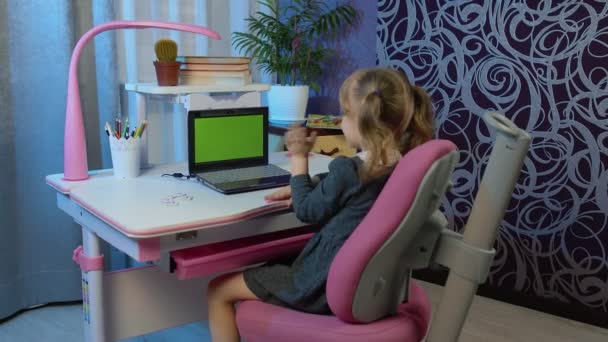 Retour à l'école, apprentissage en ligne pour les enfants, enseignement à distance à la maison, écran vert pour ordinateur portable — Video