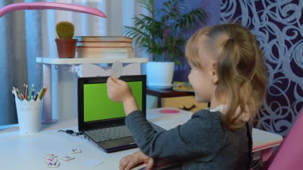 Enfants en ligne enseignement à distance, leçon d'e-learning pour enfants, élève fille faisant ses devoirs — Video