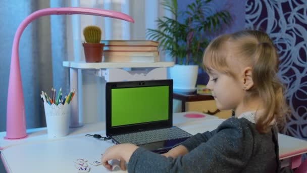 Retour à l'école, apprentissage en ligne enseignement à distance à la maison, technologie pour enfant fille élève — Video