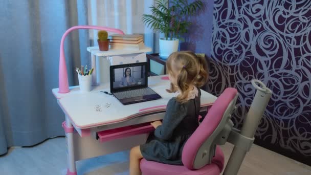 Παιδί κορίτσι εξ αποστάσεως εκπαίδευση κατ 'οίκον διδασκαλία με γυναίκα δασκάλα σε κάμερα laptop, online μάθημα στο σπίτι — Αρχείο Βίντεο