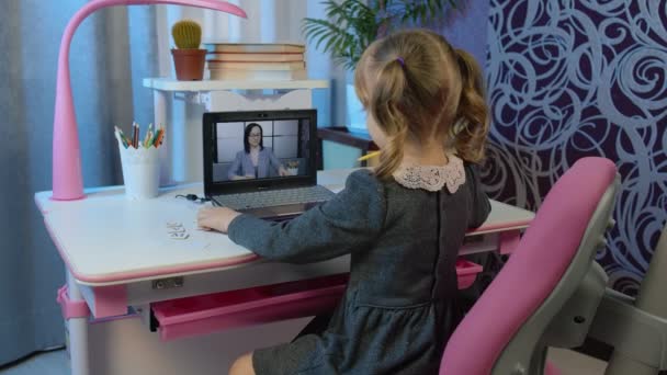 Anaokuluna giden kız çocuklarının evde online eğitim alması, öğrencilerin dizüstü bilgisayardan video dersleri alması — Stok video