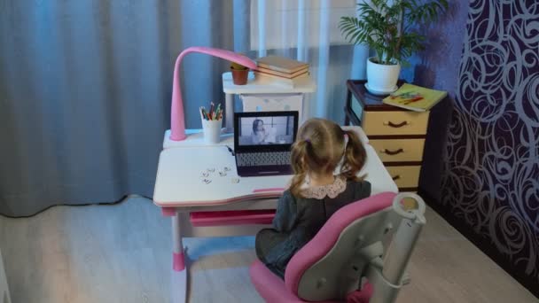Menina fazendo lição de casa on-line com o professor, usando computador portátil digital em casa, educação à distância — Vídeo de Stock