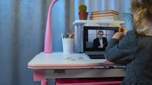 Förskola barn flicka distans online utbildning hemma, elev titta på videolektioner på bärbar dator — Stockvideo