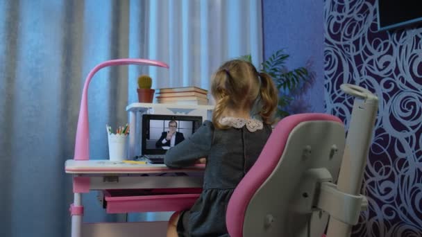 Niña alumna estudiando la tarea con el profesor de hombre en el ordenador portátil durante las clases en línea en casa — Vídeos de Stock