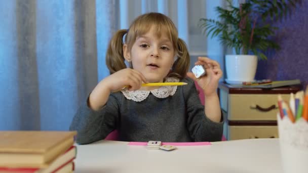 Kind Mädchen bei Hausaufgaben unterrichten Alphabet-Buchstaben mit Lehrer zu Hause, Videoanruf per Webcam — Stockvideo