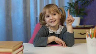 Ev ödevi yapan çocuk matematik ve evde öğretmenle saymayı öğretiyor, webcam 'den video çağrısı