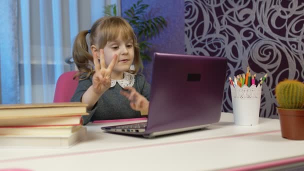 Enfant fille élève écolière apprend des leçons avec enseignant étant à la maison en utilisant ordinateur portable numérique — Video