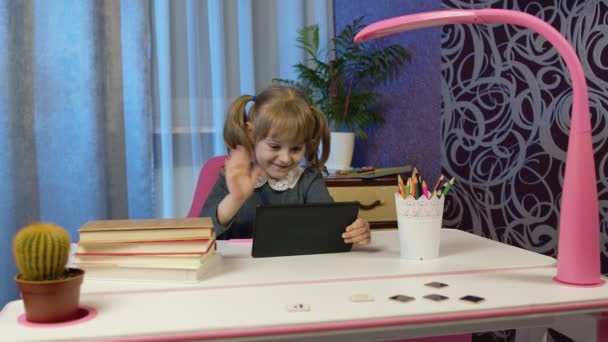 Ödev yapan çocuk, evde dijital tablet bilgisayar kullanan, okula geri dönen, çevrimiçi öğrenim — Stok video