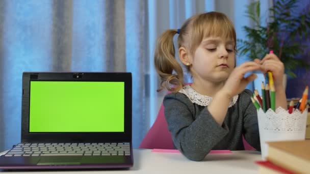 Murid sekolah anak-anak di rumah duduk dengan komputer laptop digital dengan layar hijau kroma kunci — Stok Video