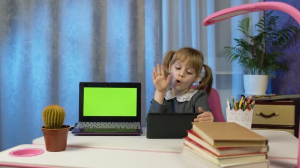 Pré-escolar menina aluno distância aprendizagem on-line em casa, ouvir lição de áudio, fazendo lição de casa — Vídeo de Stock