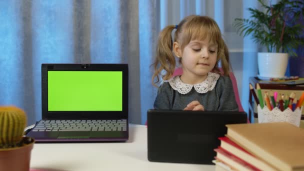 Schülerin macht Hausaufgaben mit Lehrer mit digitalem Tablet zu Hause, Laptop grüner Bildschirm — Stockvideo