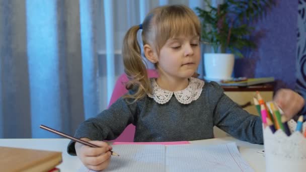 Ragazza che studia i compiti durante le lezioni online a casa bambino fare videochiamate, istruzione a distanza — Video Stock