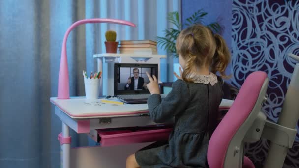 Menina fazendo lição de casa on-line com o professor, usando computador portátil digital em casa, educação à distância — Vídeo de Stock