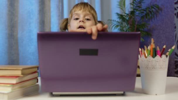 Børnehaveklasse pige afstand online uddannelse derhjemme, elev studerer med lærer ved hjælp af bærbar computer – Stock-video