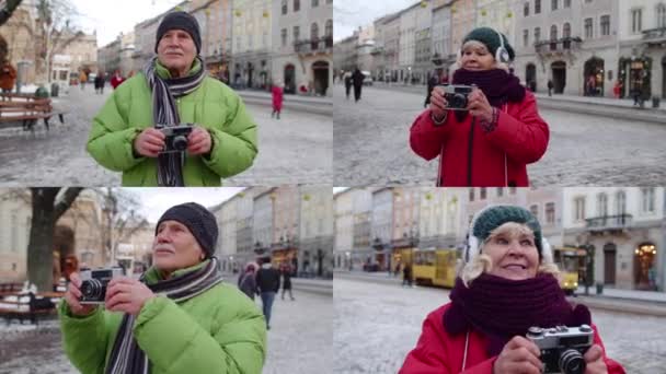 Multi-screen shot van senioren man toeristen nemen van foto met retro fotocamera in het centrum van de stad — Stockvideo