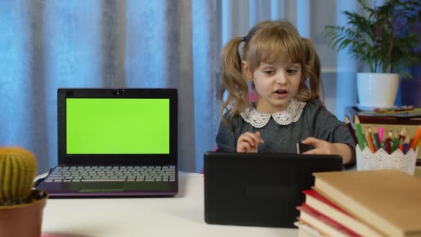 Terug naar school, online onderwijs op afstand thuis, technologie voor de leerling van een meisje — Stockvideo