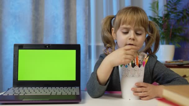 Online-oppiminen, etäopetus, oppitunti kotona, teknologia lapsille, kannettava tietokone vihreällä näytöllä — kuvapankkivideo