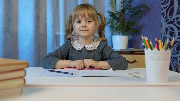 Kind meisje op zoek naar web camera maken video gesprek leren, studeren thuis, tonen duim omhoog — Stockfoto