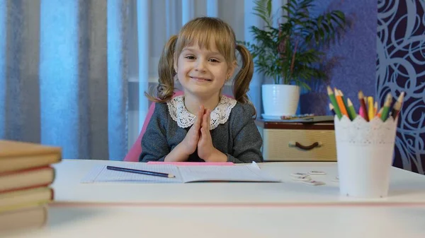 Kind meisje studeren huiswerk tijdens online lessen thuis kind het maken van video bellen, afstandsonderwijs — Stockfoto