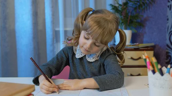 Kind meisje studeren huiswerk tijdens online lessen thuis kind het maken van video bellen, afstandsonderwijs — Stockfoto