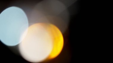 Çok renkli ışık siyah zemin üzerine 4k 'lık görüntü sızdırıyor, görüntü stilize ediliyor, geçişler, Bokeh etkisi