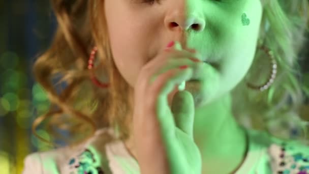 Futurista hipster adolescente lamiendo caramelos lollipop en cámara lenta en discoteca fiesta cyberpunk club — Vídeo de stock