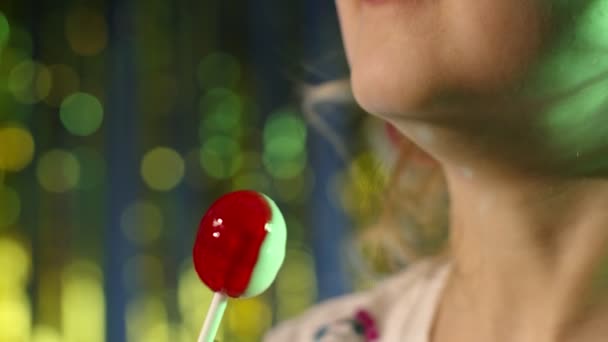 Futurista hipster adolescente lamiendo caramelos lollipop en cámara lenta en discoteca fiesta cyberpunk club — Vídeos de Stock