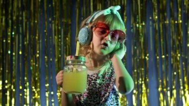 Fütürist hippi, ananas meyveli genç kız kulaklıkla müzik dinliyor, dans ediyor.