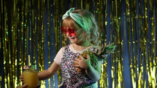 Enfant élégant à la mode avec jus de fruits d'ananas dans un club futuriste avec lumière au néon — Video