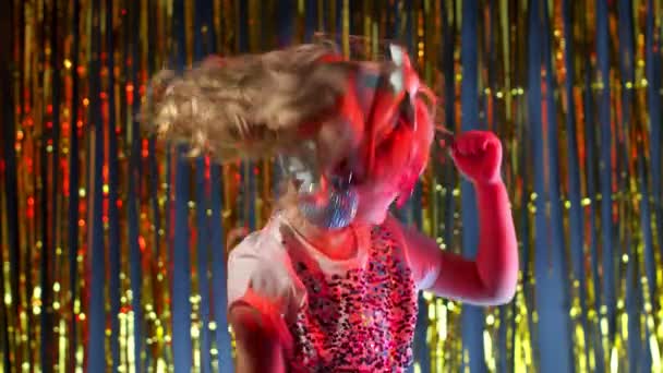Menina adolescente futurista ouvindo música em fones de ouvido, dançando em câmera lenta no clube de festa disco — Vídeo de Stock