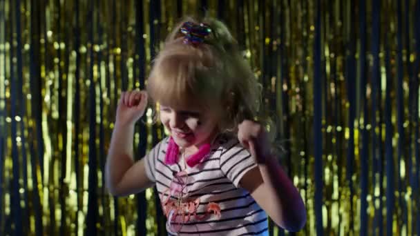 Adolescente niña escuchando música, bailando ritmo enérgico sacudiendo la cabeza en cámara lenta en discoteca — Vídeo de stock