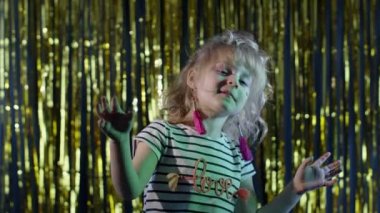 Müzik dinleyen, dans eden, disko partisinde başını sallayan modaya uygun genç kız portresi.