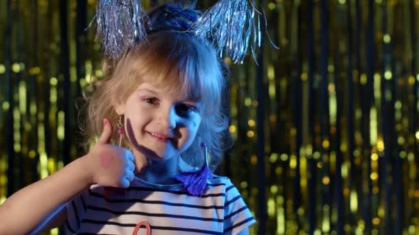 Φουτουριστικό hipster έφηβος κορίτσι δείχνει αντίχειρες σε αργή κίνηση στο κλαμπ ντίσκο πάρτι σε μπλε νέον φως — Αρχείο Βίντεο