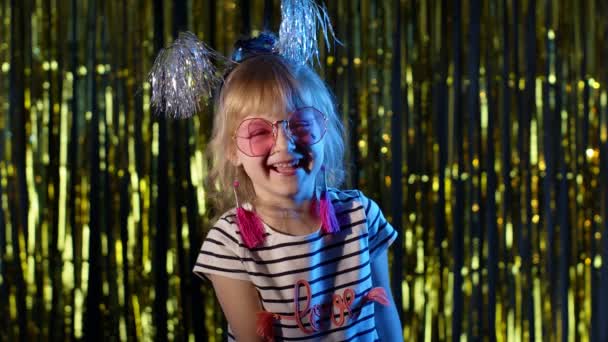 Porträtt av mode, vacker flicka i futuristisk nattklubb med blå neonljus skrattar åt högt — Stockvideo