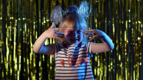 Porträtt av trendig snygg flicka visar magiska tricks gester, lura runt på disco nattklubb — Stockvideo
