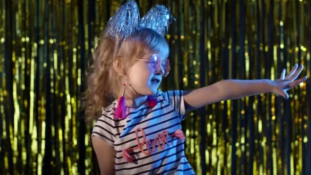 Porträtt av trendig snygg flicka visar magiska tricks gester, lura runt på disco nattklubb — Stockvideo
