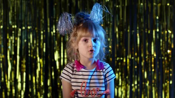 Futuristisk hipster tonåring flicka visar tummen upp i slow motion på disco party klubb i blått neon ljus — Stockvideo