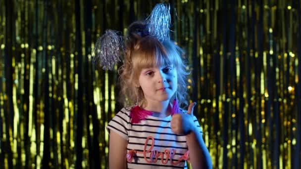 Teen cute girl zeigt Daumen hoch, Zustimmung Erfolgsgeste in Disco Party Club in blauem Neonlicht — Stockvideo