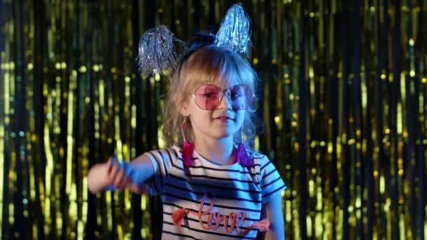 Trendig flicka i futuristiska glasögon ogillar gest, förneka erbjudande med tummen ner, dålig felaktig uppfattning — Stockvideo