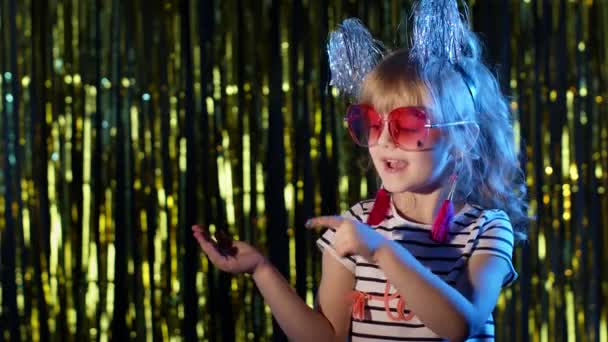 Стильна дівчинка-підліток, що стоїть на підсвічуванні синіх неонових вогнів і точок у порожньому просторі, знак погоди — стокове відео