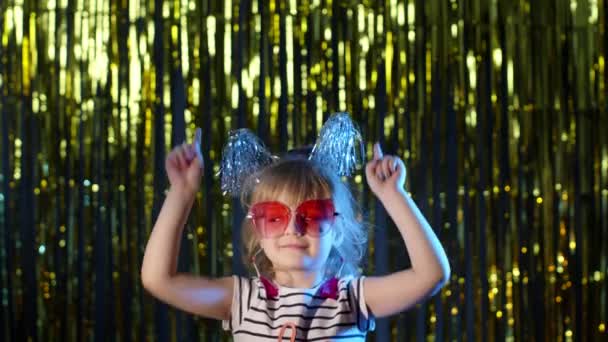 Elegante adolescente niña de pie en luces de neón azul retroiluminado y puntos en el espacio en blanco, signo de acuerdo — Vídeos de Stock