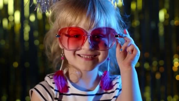 Elegante bambino alla moda con gli occhiali da sole alla festa in discoteca cyberpunk club guardando la fotocamera e sorridendo — Video Stock
