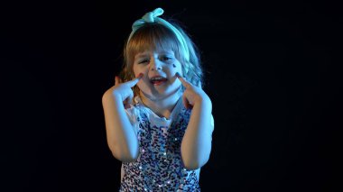 Fütüristik gece kulübünde çok renkli neon ışıklarıyla tek başına dans eden muhteşem bir kız.