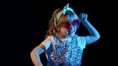 Moda, fütüristik gece kulübünde tek başına dans eden muhteşem kız neon ışıkları, şehvetli görünümlü kulüp üyesi.