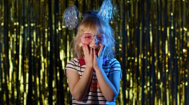 Moda kızı şaşkınlıkla el kaldırıyor büyük gözlerle kameraya bakıyor, zaferden şoke oluyor, 